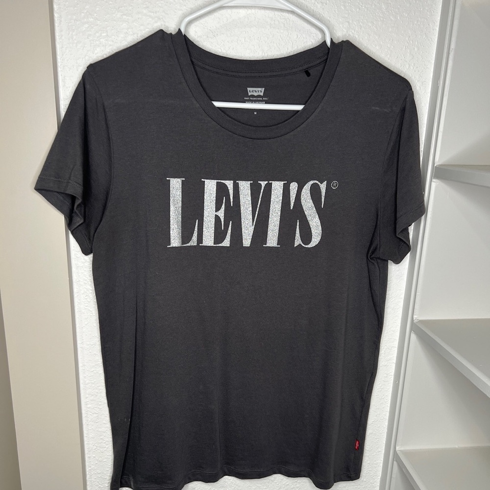 Levi’s tee